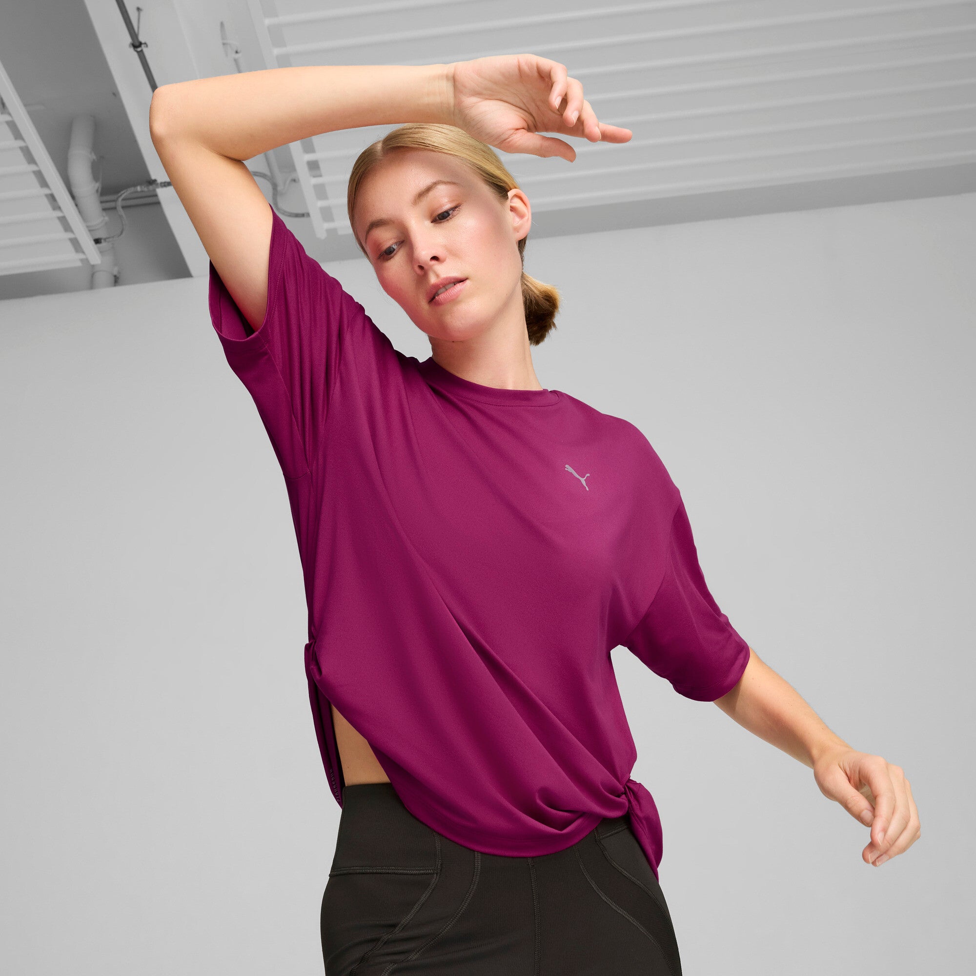 Studio Women's Training Twist Tee-REG