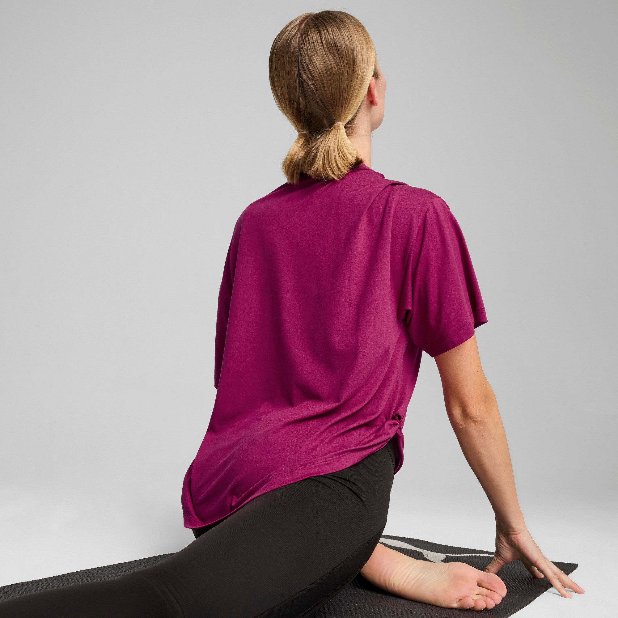 Studio Women's Training Twist Tee-REG