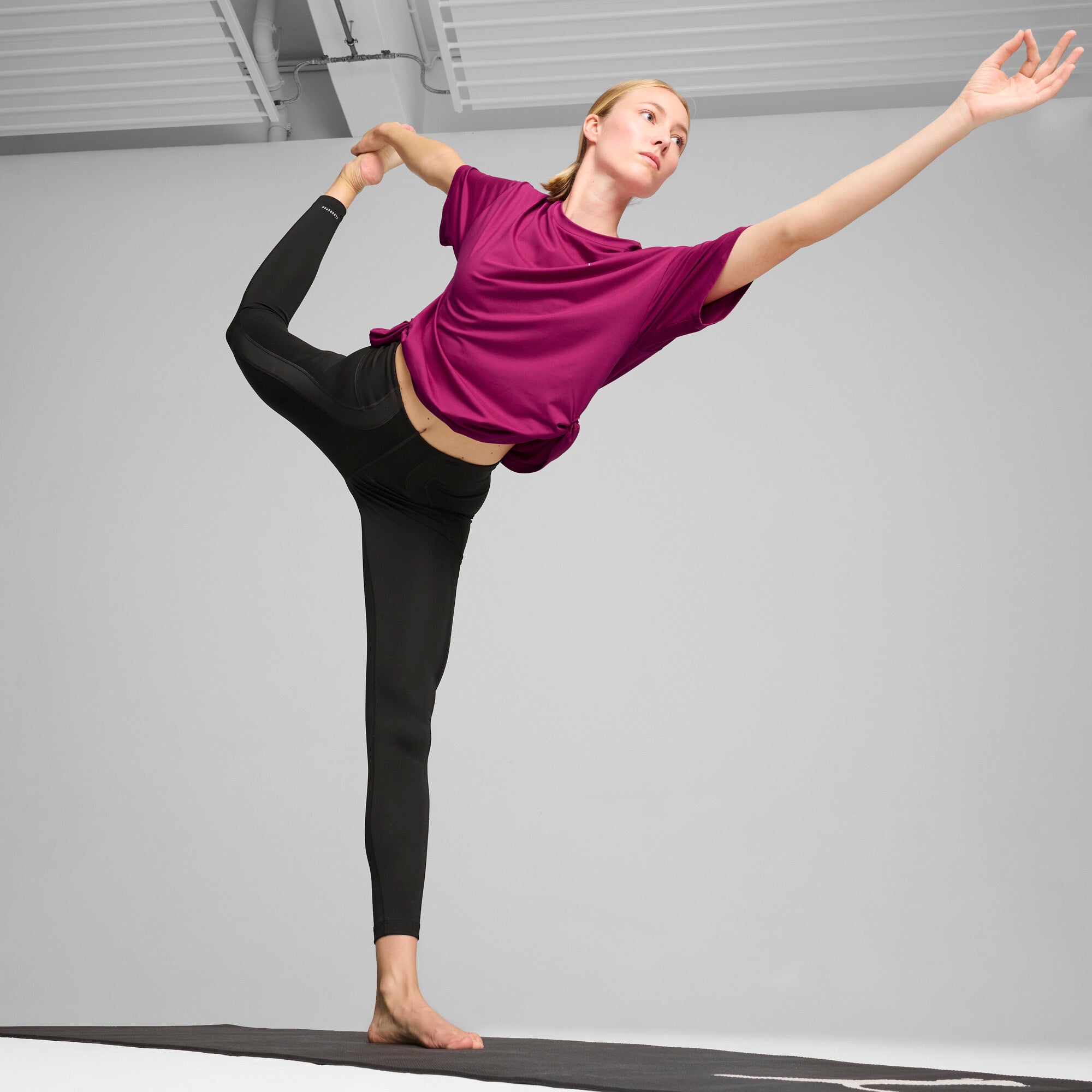 Studio Women's Training Twist Tee-REG