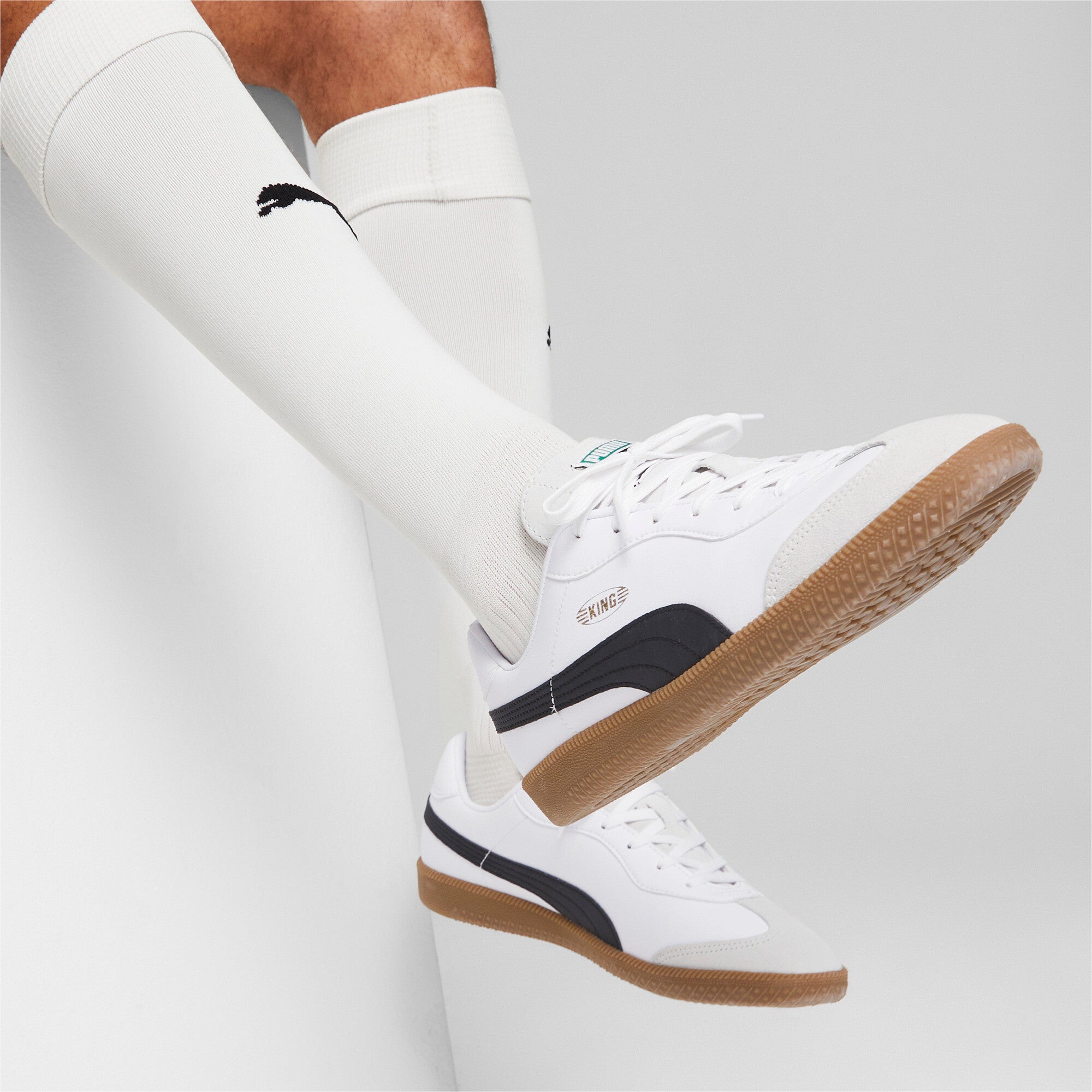 PUMA KING 21 IT Indoor Soccer Shoes Unisex