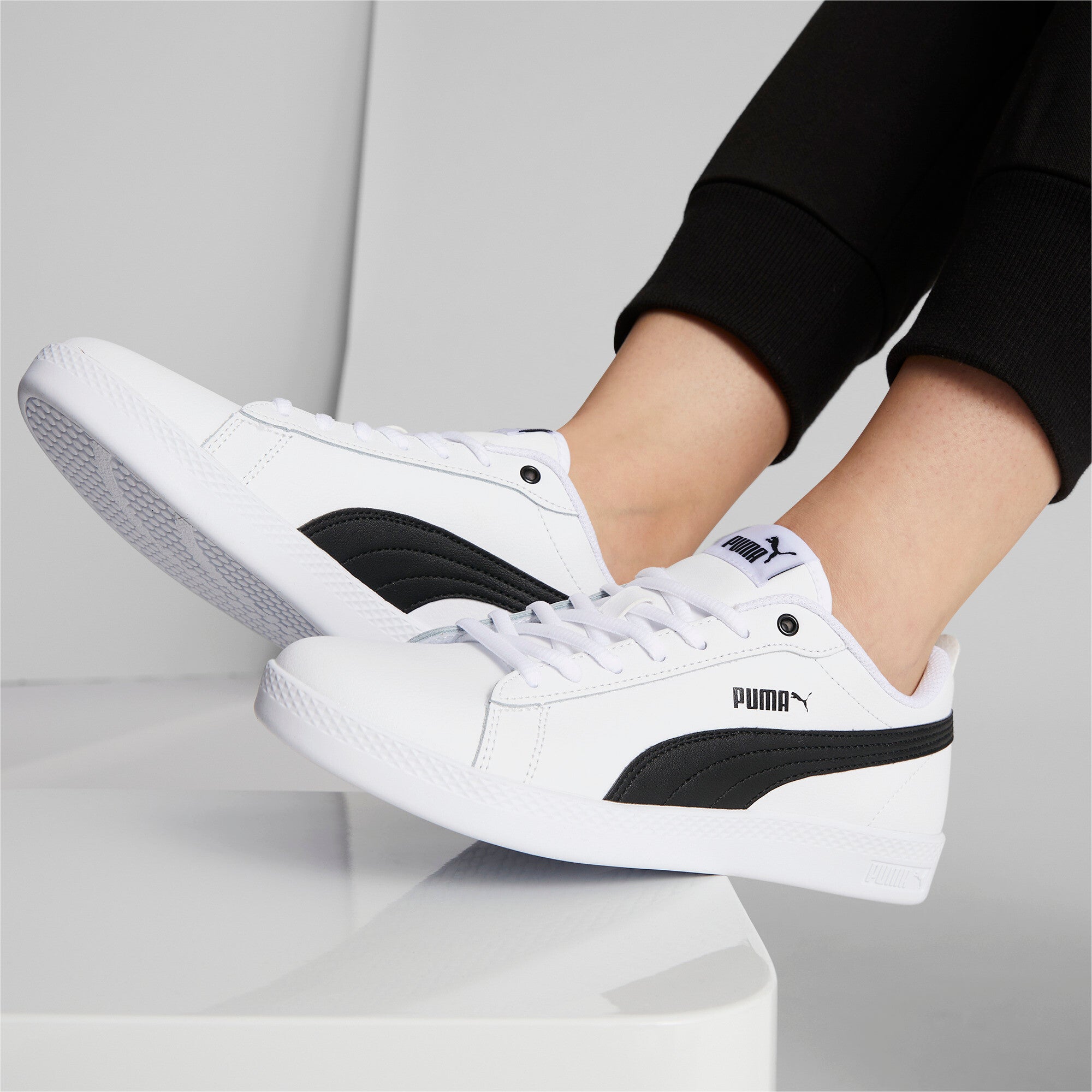 Puma Smash Womens v2 L - White/Black